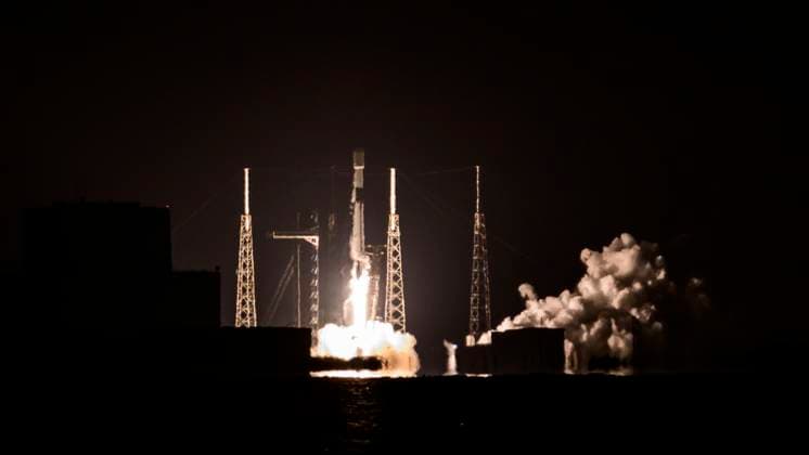 May 20, 2025, Merritt Island, Florida, USA: A SpaceX Falcon 9 rocket carrying 23 Starlink satellites, including 13 with Direct to Cell capabilities, lifts off from Space Launch Complex-40 at Cape Canaveral Space Force Station, Florida, at 11:19 p.m. EDT on May 20, 2025. Merritt Island USA - ZUMAb268 20250520_znp_b268_002 Copyright: xJenniferxBriggsx