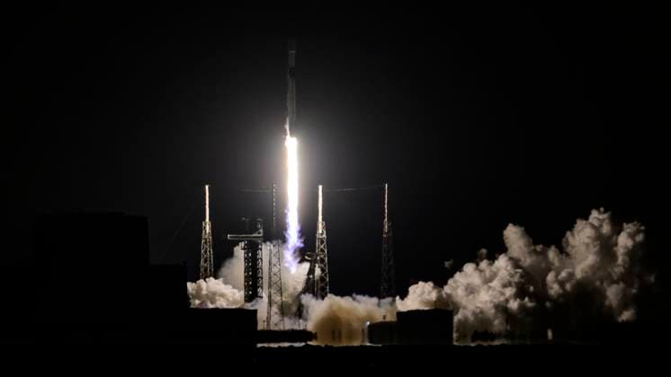 May 20, 2025, Merritt Island, Florida, USA: A SpaceX Falcon 9 rocket carrying 23 Starlink satellites, including 13 with Direct to Cell capabilities, lifts off from Space Launch Complex-40 at Cape Canaveral Space Force Station, Florida, at 11:19 p.m. EDT on May 20, 2025. Merritt Island USA - ZUMAb268 20250520_znp_b268_003 Copyright: xJenniferxBriggsx