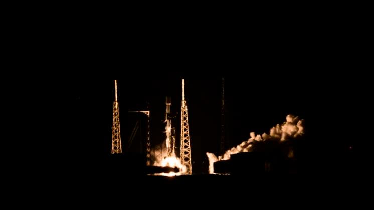 May 20, 2025, Merritt Island, Florida, USA: A SpaceX Falcon 9 rocket carrying 23 Starlink satellites, including 13 with Direct to Cell capabilities, lifts off from Space Launch Complex-40 at Cape Canaveral Space Force Station, Florida, at 11:19 p.m. EDT on May 20, 2025. Merritt Island USA - ZUMAb268 20250520_znp_b268_004 Copyright: xJenniferxBriggsx