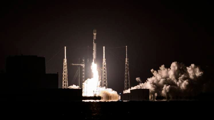May 20, 2025, Merritt Island, Florida, USA: A SpaceX Falcon 9 rocket carrying 23 Starlink satellites, including 13 with Direct to Cell capabilities, lifts off from Space Launch Complex-40 at Cape Canaveral Space Force Station, Florida, at 11:19 p.m. EDT on May 20, 2025. Merritt Island USA - ZUMAb268 20250520_znp_b268_005 Copyright: xJenniferxBriggsx