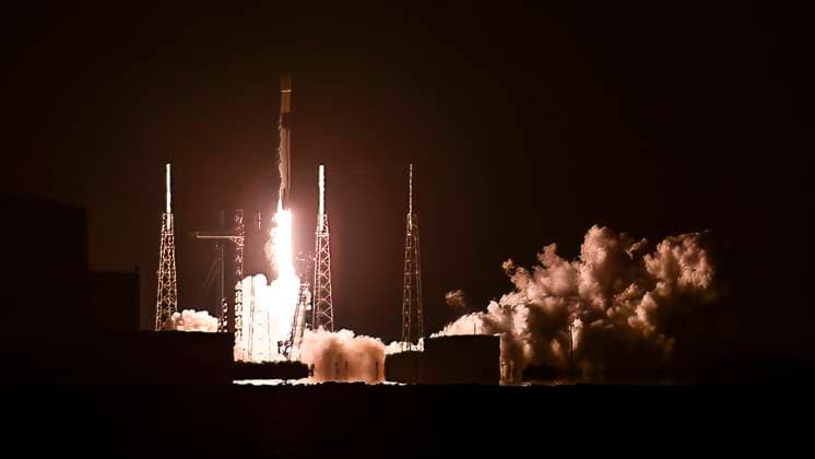 May 20, 2025, Merritt Island, Florida, USA: A SpaceX Falcon 9 rocket carrying 23 Starlink satellites, including 13 with Direct to Cell capabilities, lifts off from Space Launch Complex-40 at Cape Canaveral Space Force Station, Florida, at 11:19 p.m. EDT on May 20, 2025. Merritt Island USA - ZUMAb267 20250520_znp_b267_004 Copyright: xCharlesxBriggsx