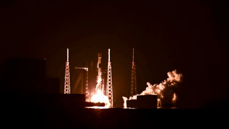 May 20, 2025, Merritt Island, Florida, USA: A SpaceX Falcon 9 rocket carrying 23 Starlink satellites, including 13 with Direct to Cell capabilities, lifts off from Space Launch Complex-40 at Cape Canaveral Space Force Station, Florida, at 11:19 p.m. EDT on May 20, 2025. Merritt Island USA - ZUMAb267 20250520_znp_b267_005 Copyright: xCharlesxBriggsx