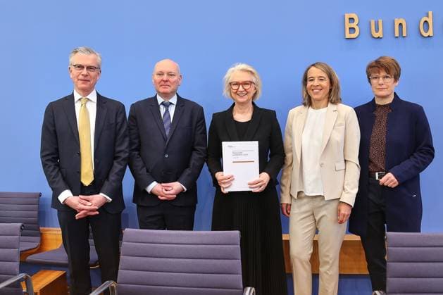 Berlin, Deutschland, 21.05.2025: Bundespressekonferenz: Vorstellung des Frühjahrsgutachten 2025 der Wirtschaftsweisen: Der Sachverständigenrat zur Begutachtung der gesamtwirtschaftlichen Entwicklung, L-R: Martin Werding, Achim Truger, Monika Schnitzer, Ulrike Malmendier, Veronika Grimm Copyright: xdtsxNachrichtenagenturx dts_68059