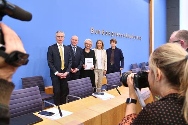 Berlin, Deutschland, 21.05.2025: Bundespressekonferenz: Vorstellung des Frühjahrsgutachten 2025 der Wirtschaftsweisen: Der Sachverständigenrat zur Begutachtung der gesamtwirtschaftlichen Entwicklung, L-R: Martin Werding, Achim Truger, Monika Schnitzer, Ulrike Malmendier, Veronika Grimm Copyright: xdtsxNachrichtenagenturx dts_68060