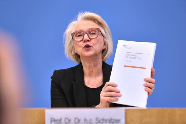 Berlin, Deutschland, 21.05.2025: Bundespressekonferenz: Vorstellung des Frühjahrsgutachten 2025 der Wirtschaftsweisen: Monika Schnitzer, Sachverständigenrat zur Begutachtung der gesamtwirtschaftlichen Entwicklung Copyright: xdtsxNachrichtenagenturx dts_68063