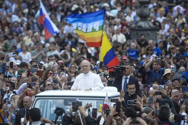 Bilder des Jahres 2025, News 05 Mai News Themen der Woche KW21 News Bilder des Tages Foto IPP Marco Mattei Roma 21 05 2025 Piazza San Pietro Prima Udienza Generale del mercoledì di Papa Leone XIV Robert Francis Prevost in piazza una bandiera della pace Italy Photo Press - World Copyright .