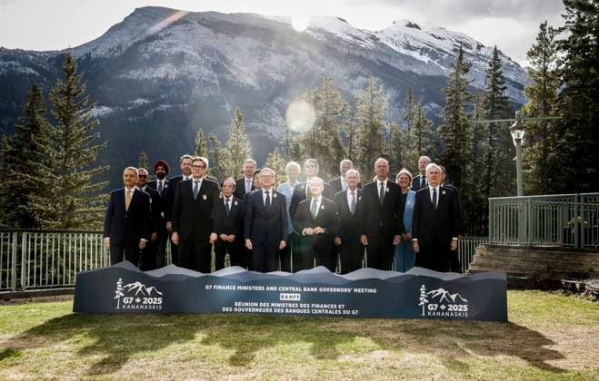 Bilder des Jahres 2025, News 05 Mai News Themen der Woche KW21 News Bilder des Tages May 21, 2025, Banff, Ab, CANADA: Canada s Finance Minister Francois-Philippe Champagne, centre right, and Governor of the Bank of Canada Tiff Macklem, centre left, pose for a family photo with their colleagues at the G7 Finance Ministers meeting in Banff, Alta., Wednesday, May 21, 2025. Banff CANADA - ZUMAc35_ 20250521_zaf_c35_002 Copyright: xJeffxMcintoshx