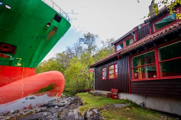 Container ship ground support in Trondheimsfjorden Trondheim 20250522. A 135-meter-long container ship ran aground almost hitting a house in the Trondheimsfjord outside Byneset night to Thursday May 22. 2025. Photo: Jan Langhaug NTB Trondheim Norway oBUxlv4gAl4 EDITORIAL USE ONLY Ref:_BNCoBUxlv4gAl4.jpg Copyright: xJanxLanghaugx xNTBx