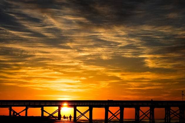 May 22, 2025, Isle Of Palms, Sc, United States: A dramatic sunrise bursts over the Isle of Palms pier along Front beach, May 22, 2025 in Isle of Palms, South Carolina. Isle Of Palms United States - ZUMAe02_ 20250522_zaf_e02_010 Copyright: xRichardxEllisx