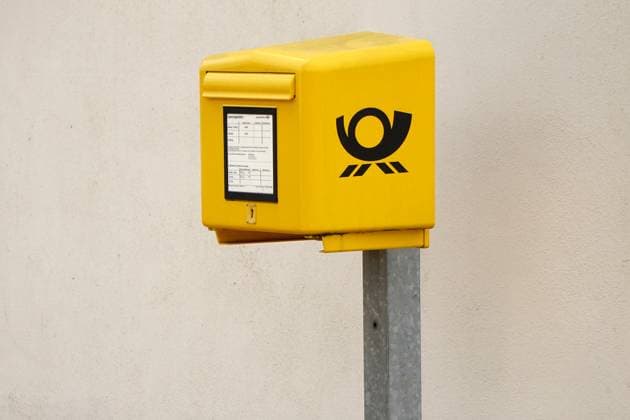 Briefporto, Postweg, gelber Briefkasten der Deutschen Post