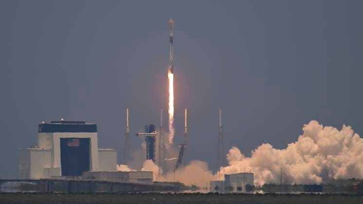 May 24, 2025, Merritt Island, Florida, USA: A SpaceX Falcon 9 rocket carrying 23 Starlink satellites, including 13 with Direct to Cell capabilities, lifts off from Space Launch Complex-40 at Cape Canaveral Space Force Station, Florida, at 1:19 p.m. EDT on May 24, 2025. Merritt Island USA - ZUMAb267 20250524_znp_b267_006 Copyright: xCharlesxBriggsx