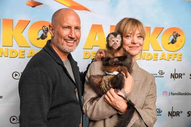 AKIKO DER FLIEGENDE AFFE- Heike Makatsch und Benno Fürmann Fuermann mit kleinen Affen Kuscheln auf dem Arm zu Gast auf dem roten Teppich bei der Kino Film Premiere Akiko der fliegende Affe im Kino Filmtheater am Friedrichshein 25.05.2025 in BERLIN Berlin Deutschland