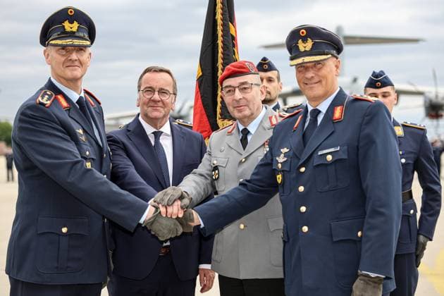 Bilder des Jahres 2025, News 05 Mai News Bilder des Tages Generalleutnant Holger Neumann hat das Kommando über die Luftwaffe von Generalleutnant Ingo Gerhartz übernommen Vorfeld Halle 1-3: Nach der Kommandoübergabe der Luftwaffe, Generalleutnant Ingo Gerhartz, ehemaliger Inspekteur der Luftwaffe der Bundeswehr (rechts), General Carsten Breuer, Generalinspekteur der Bundeswehr (Mitte), Generalleutnant Holger Neumann, neuer Inspekteur der Luftwaffe der Bundeswehr (links), Boris Pistorius (SPD), Bundesminister der Verteidigung (2. v.l.) kommt zum Gratulieren dazu Wunstorf Bundeswehr Lufttransportgeschwad Niedersachsen, Region Hannover Germany