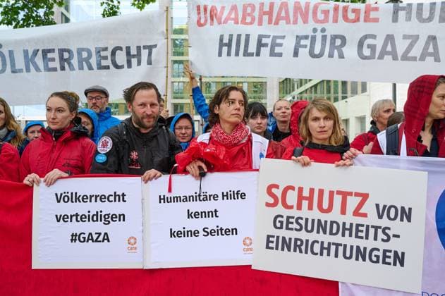 Bilder des Jahres 2025, News 05 Mai Kundgebung von Hilfsorganisationen am Mittwoch (28.05.2025) vor dem Auswaertigen Amt in Berlin zur Wahrung des humanitaeren Voelkerrechts im Gazastreifen. Eine Koalition von in Gaza taetigen Hilfsorganisationen, bestehend aus Aerzte der Welt, Aerzte ohne Grenzen, Cadus, Care, Diakonie Katastrophenhilfe, Handicap International, Johanniter-Auslandshilfe, Plan International und Save the Children, forderten von der Bundesregierung ein unmissverstaendliches Signal an die Israelische Regierung fuer die Wahrung des humanitaeren Voelkerrechts , eine massive Ausweitung der Einfuhr von Hilfsguetern und ein Ende der Angriffe auf medizinische Einrichtungen. (Siehe epd-Meldung vom 28.05.2025) EDITORIAL USE ONLY