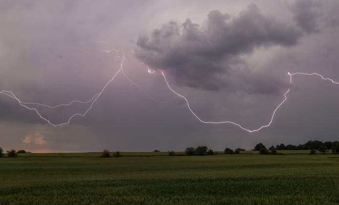 News Themen der Woche KW22 Bilder des Jahres 2025, News 05 Mai News Bilder des Tages Gewitter in Hessen Der Blitz eines Gewitters ist am Nachmittag am Himmel zu sehen. Für Teile von Hessen hatte der Deutsche Wetterdienst ein Unwetterwarnung vor schweren Gewittern herausgegeben., Oberursel Hessen Deutschland