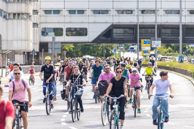 Bilder des Jahres 2025, News 06 Juni News Themen der Woche KW22 News Bilder des Tages ADFC-Sternfahrt 2025. Deutschland, Berlin am 01. Juni 2025: Unter dem Motto Gemeinsam für die Verkehrswende: Alle aufs Rad! sind tausende Fahrradfahrerinnen und Fahrradfahrer auf gesperrten Strassen und über die Autobahnen durch die Stadt bis zum Großen Stern gefahren.