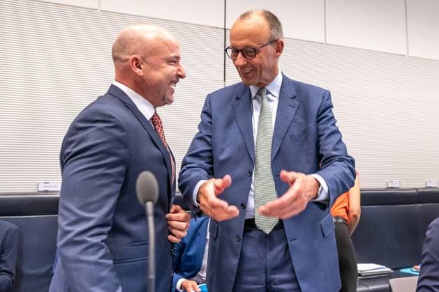 Fraktionssitzung CDU CSU Bundeskanzler Friedrich Merz (CDU) und Alexander Hoffmann, CSU Landesgruppenvorsitzender bei einer Fraktionssitzung am 3.06.2025 in Berlin. Berlin Berlin Deutschland Bundestag