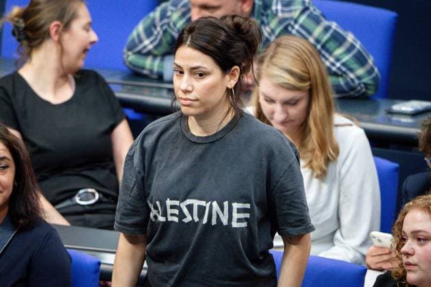 Bilder des Jahres 2025, News 06 Juni News Themen der Woche KW23 Deutscher Bundestag, 9. Plenarsitzung CansÄ±n Koektuerk (Die Linke) mit einem T-Shirt mit der Aufschrift Palestina im Plenum bei der 9. Sitzung des Deutschen Bundestag in Berlin. Die Bundestagspraesidentin verwies Frau Koektuerk des Plenums, da dies gegen die Saalordnungen ist und sich FRau Koektuerk weigerte die Aufschrift zu ueberdecken 04.06.2025 Berlin Berlin Deutschland