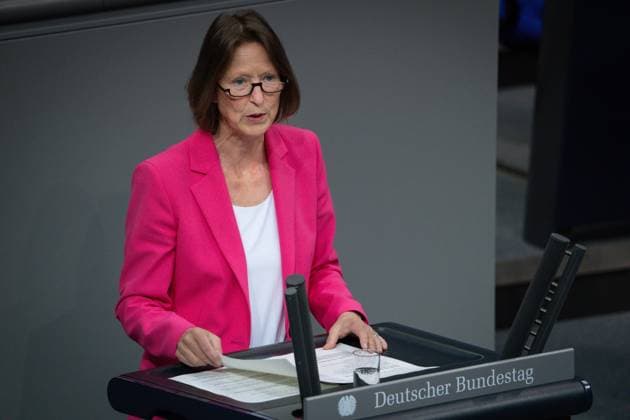 Deutscher Bundestag, 10. Plenarsitzung Sandra Carstensen (CDU) im Portrait bei ihrer Rede zum Tagesordnungspunkt Aufhebung des Lieferkettensorgfaltspflichtengesetz bei der 10. Sitzung des Deutschen Bundestag in Berlin, 05.06.2025 Berlin Berlin Deutschland