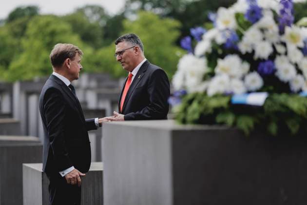 Bilder des Jahres 2025, News 06 Juni News Themen der Woche KW23 News Bilder des Tages (L-R) Johann Wadephul (CDU), Bundesaussenminister, und Gideon Sa ar, Aussenminister von Israel, aufgenommen im Rahmen eines Besuches vom Holocaust-Mahnmal in Berlin, 05.06.2025. Fotografiert im Auftrag des Auswaertigen Amtes. Berlin Deutschland Copyright: xFlorianxGaertner AAx