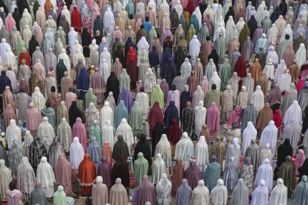 Bilder des Jahres 2025, News 06 Juni News Themen der Woche KW23 Eid-al Adha prayer in Indonesia WEST JAVA, INDONESIA - JUNE 6 : Muslims attend Eid Al-Adha (Feast of Sacrifice) prayer at the Dian Al-Mahri Mosque, also known as Golden Dome Mosque in Depok, West Java, Indonesia on June 6, 2025. Muslims worldwide celebrate Eid Al-Adha, to commemorate the holy Prophet Ibrahim s (Prophet Abraham) readiness to sacrifice his son as a sign of his obedience to God, during which they sacrifice permissible animals, generally goats, sheep, and cows. Eid-al Adha is the one of two most important holidays in the Islamic calendar, with prayers and the ritual sacrifice of animals. Agoes Rudianto Anadolu West Java Indonesia. Editorial use only. Please get in touch for any other usage. Copyright: x2025xAnadoluxAgoesxRudiantox