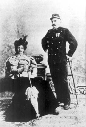 MATA HARI: Spionin, Kurtisane, exotische Tänzerin 1876-1917 Um 1900, Paris, Frankreich: Die niederländische exotische Tänzerin und Kurtisane MATA HARI im Bild mit ihrem Ehemann, einem niederländischen Marineoffizier RUDOLF MACLEOD. MATA HARI war der Künstlername von MARGARETHA GEERTRUIDA ZELLE, die im Ersten Weltkrieg wegen angeblicher Spionage erschossen wurde. Der Name Mata Hari ist zum Synonym für Spionage, Spionage, Intrigen und Sinnlichkeit geworden. Paris, Frankreich Paris, France France Copyright: xUnitedxArchivesx xkpaxKeystonex 19000101_nin_k09_046