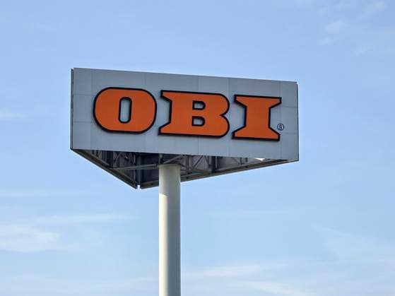 Ein Werbetafel mit dem Logo von Obi ist zu sehen, im Hintergrund blauer Himmel am 01. Juni 2025 in Limburg an der Lahn, Deutschland. (Foto von Oliver Kaelke DeFodi Images) +++ An advertising board with the Obi logo can be seen, with blue sky in the background on June 1, 2025 in Limburg an der Lahn, Germany. (Photo by Oliver Kaelke DeFodi Images)
