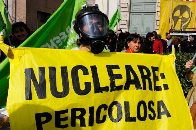 Anti-nuclear demonstration in the streets of Rome ATMOSPHERE Anti-nuclear demonstration in the streets of Rome, a banner against Italian Prime Minister Silvio Berlusconi. Rome, Italy, 26th March 2011. half length protestors protest banner march marching gas mask CAP EPS DS Danilo Schiavella EPS ROMA Great Britain Copyright: xDaniloxSchiavella EPS CapitalxPicturesx