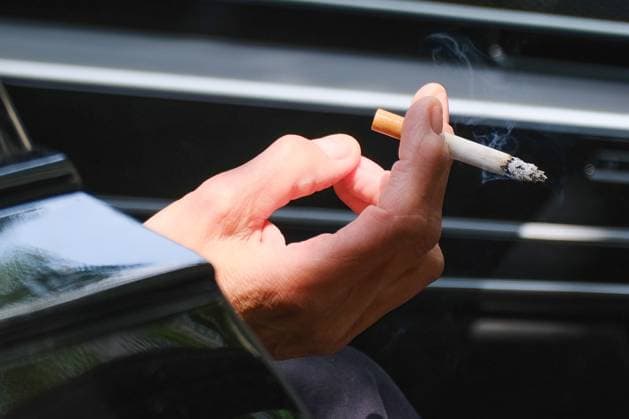 Düsseldorf 06.06.2025 Kippen Zigaretten Zigarettenstummel Nikotin Nichtraucher Nichtrauchen Gesundheit Zigarettenkippen Umweltsünden Lungenkrebs Steuereinnahmen Tabaksteuern Zigarettenasche Krankenkassenbeiträge Lungenkrebs Lungenkarzinom Herzkreislauferkrankungen Raucher Raucherin Auto Innenraum Raucherpause Düsseldorf Nordrhein-Westfalen Deutschland