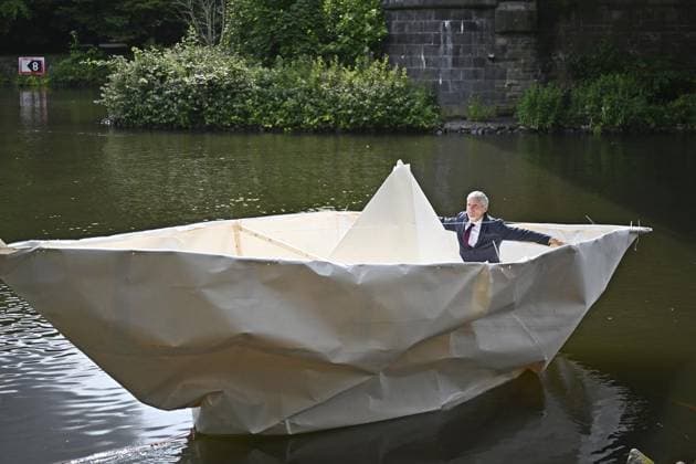 Bilder des Jahres 2025, News 06 Juni News Themen der Woche KW23 News Bilder des Tages RECORD DATE NOT STATED FreizeitMH Pottlust - Kunstaktionen von City of Play Finissage mit Papierboot ** NUR FÜR REDAKTIONELLE ZWECKE ** EDITORIAL USE ONLY **<p>Kunstaktionen von City of Play Finissage mit Papierboot von Frank Bölter am Sonntag, 8.6.2025 auf dem Rathausmarkt. Künstler in seinem Boot. D NRW Mülheim Copyright: OliverxMueller