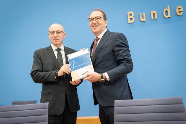 Bundespressekonferenz in Berlin - Vorstellung Verfassungsschutzbericht 2024 - Alexander Dobrindt, Bundesinnenminister CSU (rechts), mit Sinan Selen, Vizepräsident Bundesamt für Verfassungsschutz BfV;Bundespressekonferenz in Berlin - Vorstellung Verfassungsschutzbericht 2024, Berlin Berlin Deutschland Haus der Bundespressekonferenz
