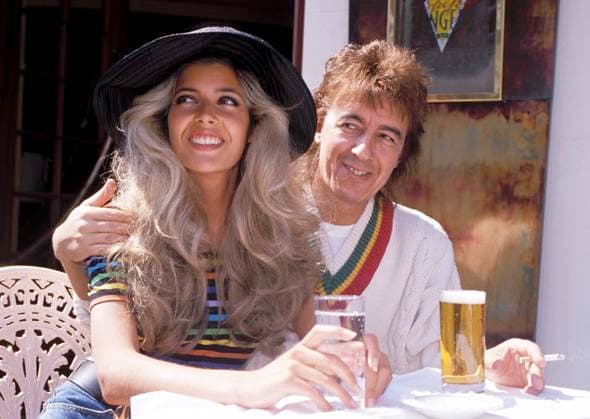 RECORD DATE NOT STATED BILL WYMAN ( THE ROLLING STONES ) & MANDY SMITH Ref: 026 eighties fashion, cricket jumper, sweater, hat, smiling, smoking, cigarette London Great Britain Copyright: x PhilxLoftus CapitalxPicturesx