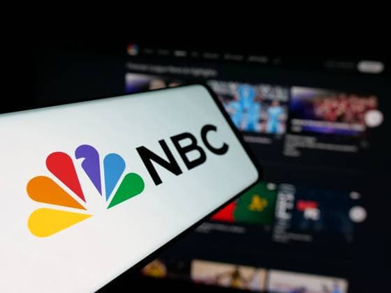 Illustration logos in Germany - 25 May 2025 In this photo illustration, a smartphone with the logo of network National Broadcasting Company (NBC) is seen on screen in front of website. Germany Copyright: xTimonxSchneiderx xSOPAxImagesx TSCHNEIDER_51765 NBC National Broadcasting Company P4609206