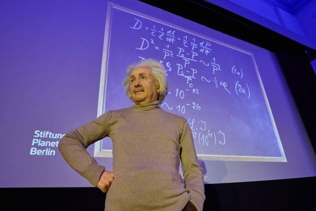 Bilder des Jahres 2025, News 06 Juni News Themen der Woche KW24 Die Wachsfigur von Albert Einstein - 110. Jubilaeums von Albert Einsteins Allgemeiner Relativitaetstheorie, die er 1915 in der Archenhold-Sternwarte erstmals der Oeffentlichkeit praesentiere steht er als Wachsfigur auf der Buehne im Einstein-Saal der Archenhold-Sternwarte in Berlin am 11.06.2025. Madame Tussauds Berlin Wachsfigur von Albert Einstein