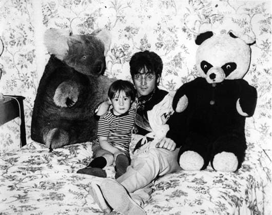 Bands Komponisten Instrumente Musiker Oper Orchester Schallplatten Sänger Songwriter Symphoniker 5. Mai 1947 - John Lennon mit Sohn Sean Ono Lennon. Copyright: xUnitedxArchivesx xkpaxKeystonex 19470505_baf_k09_002