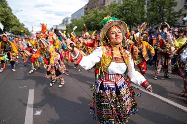 Bilder des Jahres 2025, News 06 Juni Parade zum 27. Karneval der Kulturen zieht durch Berlin-Friedrichshain. Etwa 4000 Tänzer in etwa 70 verschiedenen Gruppen und Umzugswagen nehmen an der Parade teil. Parade for the 27th Carnival of Cultures moves through Berlin-Friedrichshain. About 4000 dancers in about 70 different groups and floats take part in the parade. snapshot-photography K.M.Krause