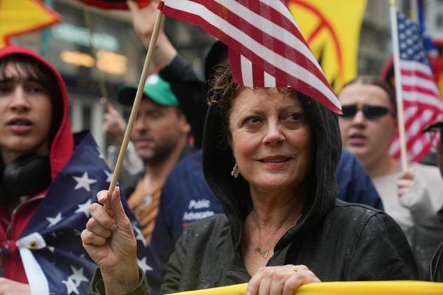 June 14, 2025, New York, New York, USA: Actress SUSAN SARANDON chants with people marching down Fifth Avenue at the No Kings protest against Trump on June 14, 2025 in New York. New York USA - ZUMAb148 20250614_zap_b148_062 Copyright: xBryanxSmithx