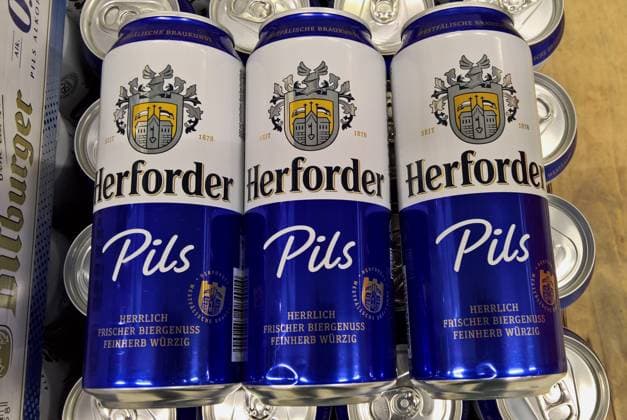 Herforder Pils in der Dose. Die Herforder Brauerei GmbH ist eine Brauerei mit Sitz in der ostwestfälischen Gemeinde Hiddenhausen. Gemessen am Bierausstoss gehörte das Unternehmen in den 1980er Jahren zu den grossen deutschen Privatbrauereien und ist neben der Privatbrauerei Ernst Barre die grösste Brauerei in Ostwestfalen. 2007 wurde eine Mehrheitsbeteiligung an die Warsteiner-Gruppe verkauft. Die Beteiligung wurde nachfolgend auf 100 Prozent erhöht