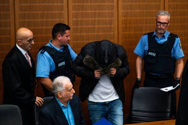 Bilder des Jahres 2025, News 06 Juni News Themen der Woche KW25 News Bilder des Tages Frankfurt am Main Urteil, Verbrechen gegen die Menschlichkeit gegen syrischen Arzt Alaa M. Der Angeklagte wird zur Urteilsverkuendung in den Verhandlungssaal im Oberlandesgericht Frankfurt am Main gefuehrt. Die Bundesanwaltschaft wirft Alaa M. Verbrechen gegen die Menschlichkeit vor. Copyright: xEibner-Pressefoto FlorianxWiegandx EP_FWD