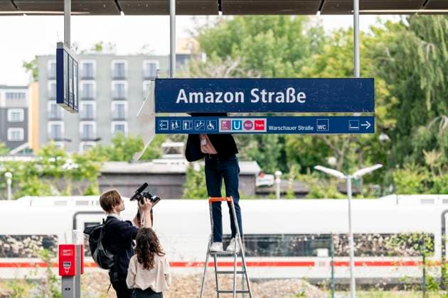 Bilder des Jahres 2025, News 06 Juni News Themen der Woche KW25 News Bilder des Tages Amazon Tower Berlin Aktion Protest-Kunstaktion gegen Amazon durch die Berliner Künstler Jakob Wirth und Marina Resende an der S-Bahn-Station Warschauerstraße in Berlin, direkt gegenüber dem neu eröffneten Amazon Tower, am 16.06.2025. Copyright: xEVENTPRESSxJeremyxKnowlesx