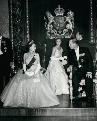 Erben Erbin Mitglieder des Königshauses Prominente 5. Mai 1954 Der königliche Besuch in Malta... Die Königin nimmt am Gouverneursball teil... Keystone-Fotos zeigen: - Mit Lady Pamela Mountbatten, einer der Hofdamen in der Mitte - wechselt Ihre Majestät die Königin ein paar Worte mit ihrem Ehemann, dem Herzog von Edinburgh, während sie sich während des Gouverneursballs in Malta eine Aufführung des Maltija, eines einheimischen maltesischen Tanzes, ansahen. Copyright: xUnitedxArchivesx xkpaxKeystonex 19540505_baf_k09_027