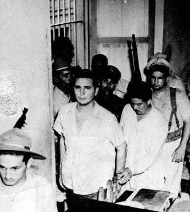 Castro aus dem Gefängnis entlassen 15. Mai 1955 – Havanna, Kuba – FIDEL CASTRO wird von Gefängniswärtern abgeführt, als er im Rahmen einer Generalamnestie für politische Gefangene aus dem Gefängnis entlassen wird. Havana Cuba Copyright: xUnitedxArchivesx xkpaxKeystonex 19550515_jes_k09_613