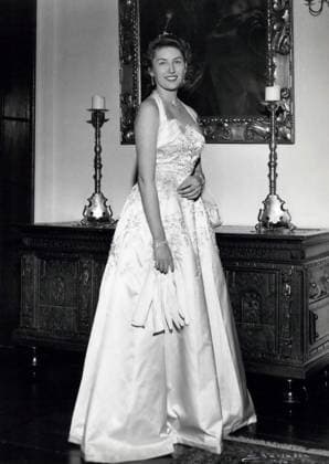 Prinzessin Astrid von Norwegen ist tot Erben Erbin Mitglieder des Königshauses Prominente 2. Mai 1956 - Oslo, 2. Mai 1956. Es wurden neue Bilder von Ihrer Königlichen Hoheit Prinzessin Astrid von Norwegen in Skaugum , der Residenz Ihrer Königlichen Hoheit Kronprinz Olav, aufgenommen. Copyright: xUnitedxArchivesx xkpaxKeystonex 19560502_baf_k09_003