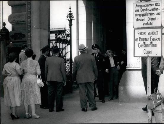 Deutschland Litauen Polen 8. August 1956 - Verbot der Kommunistischen Partei Deutschlands. Unser Foto zeigt eine Gruppe von Menschen, die während der Urteilsverkündung im KPD-Prozess das Bundesverfassungsgericht betreten wollten. Polizisten hielten sie davon ab und brachten sie dazu, das Gebäude zu verlassen, ohne Gerüchte oder Unruhen auszulösen. Copyright: xUnitedxArchivesx xkpaxKeystonex 19560808_baf_k09_080