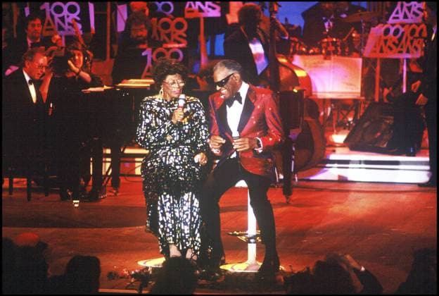 ELLA FITZGERALD ET RAY CHARLES - SOIREE LES 100 ANS DU MOULIN ROUGE A PARIS EN 1989 PLAN LARGE HOMME CHANTEUR LUNETTES SCENE CHANTEUSE Paris France Copyright: xBERTRANDxRINDOFFxPETROFFx xBESTIMAGExBERTRANDxRINDOFFxPETROFFx xBESTIMAGEx