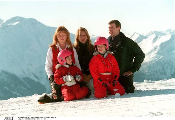 SARAH FERGUSON AVEC SA MERE ET ENFANTS EUGENIE ET BEATRICE AVEC LE PRINCE ANDREW A VERBIER SUISSE ASSIS NEIGE COMBINAISON PLAN SERRE Copyright: xANGELI-GARCIAx xBESTIMAGExANGELI-GARCIAx xBESTIMAGEx