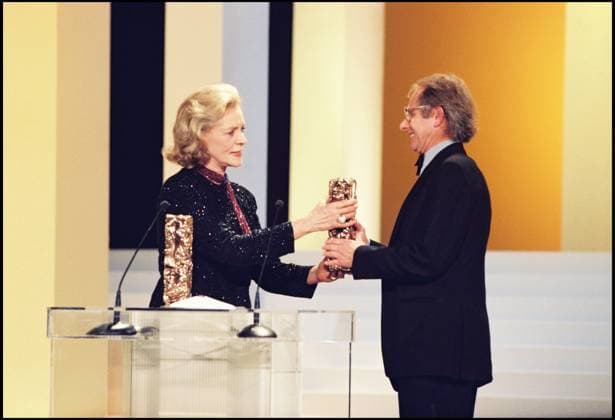 ARCHIVES - LAUREN BACALL CESAR D HONNEUR EN 1996 AVEC KEN LOACH CESAR DU MEILLEUR FILM ETRANGER POUR LAND AND FREEDOM Paris France Copyright: xRINDOFF-FIZETx xBESTIMAGExRINDOFF-FIZETx xBESTIMAGEx