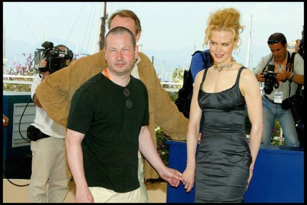 NICOLE KIDMAN ET LARS VON TRIER PHOTOCALL DU FILM DOGVILLE AU 56EME FESTIVAL DE CANNES PLAN LARGE FEMININ BIJOU COLLIER Copyright: xBORDE-JACOVIDESx xBESTIMAGExBORDE-JACOVIDESx xBESTIMAGEx