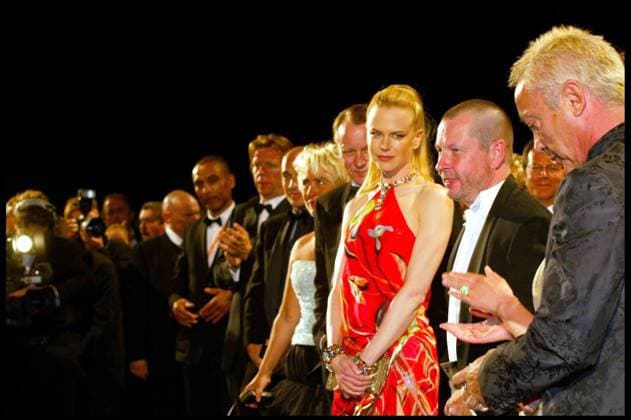 Festival de Cannes NICOLE KIDMAN ET LARS VON TRIER MONTEE DES MARCHES DU FILM DOGVILLE AU 56EME FESTIVAL DE CANNES PLAN LARGE FEMININ HOMME ROBE PUCCI BIJOUX BULGARI BRODES SUR LA ROBE Cannes France Copyright: xBORDE-JACOVIDESx xBESTIMAGExBORDE-JACOVIDESx xBESTIMAGEx