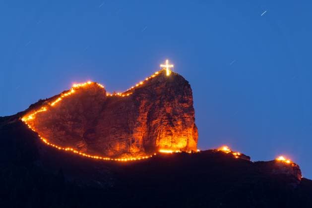 Bilder des Jahres 2025, News 06 Juni News Themen der Woche KW25 News Bilder des Tages News Bilder des Tages Sonnenwendfeuer am Achensee Bergfeuer zur Sommersonnenwende sind an der Rotspitz am Rofan zu sehen., Maurach Tirol Österreich